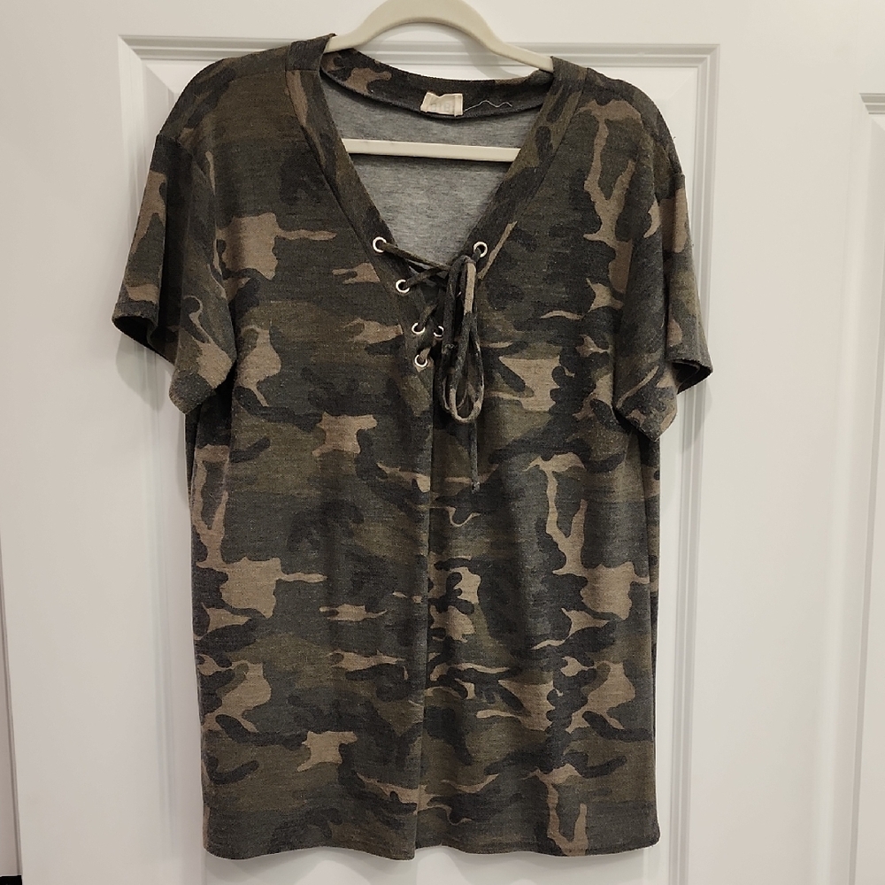 BiBi Camouflage Lace-Up Short Sleeve Tee‎